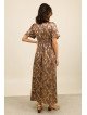 Langes Damenkleid mit V-Ausschnitt und betonter Taille