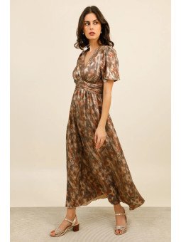 Langes Damenkleid mit V-Ausschnitt und betonter Taille