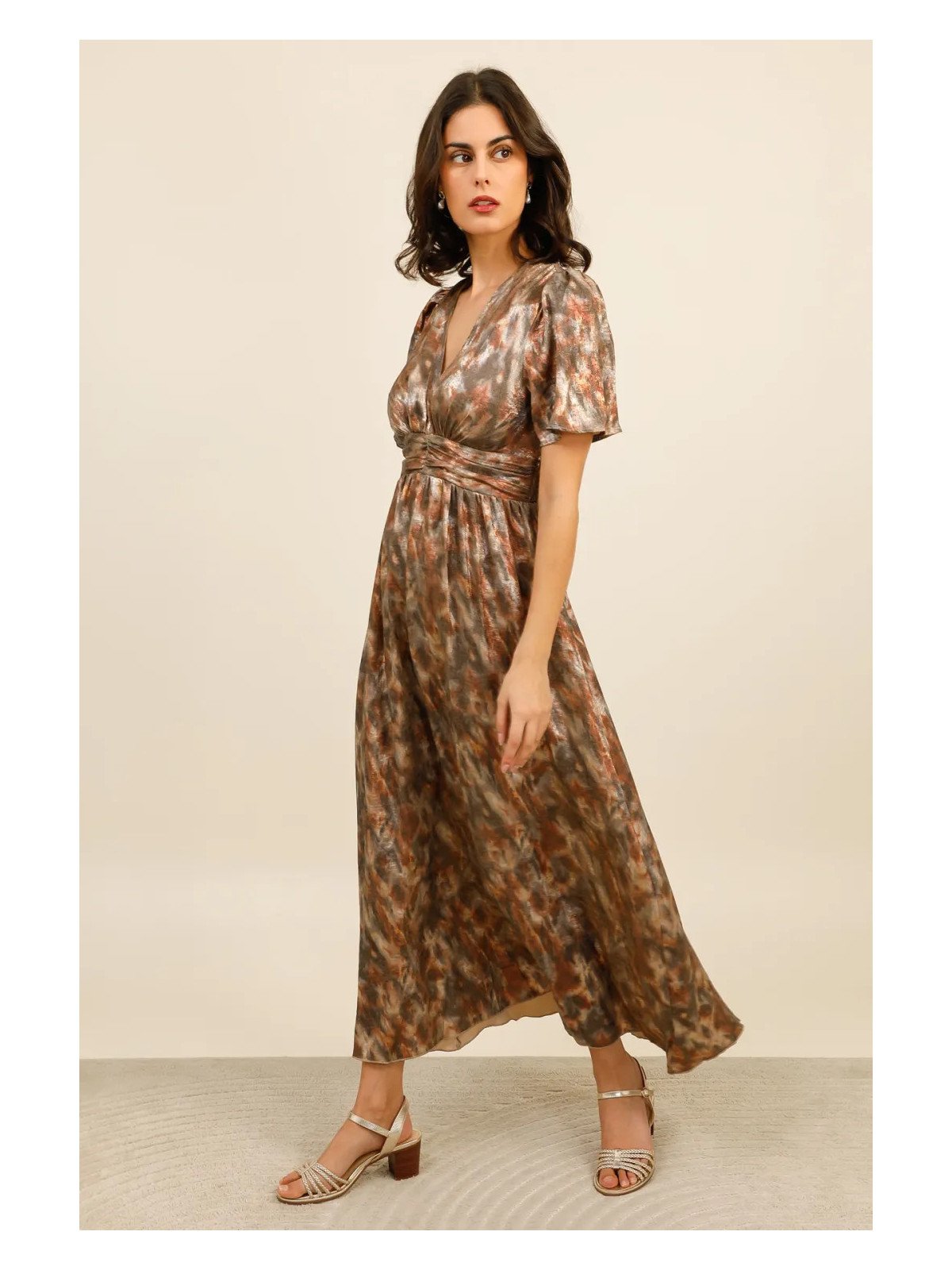 Langes Damenkleid mit V-Ausschnitt und betonter Taille