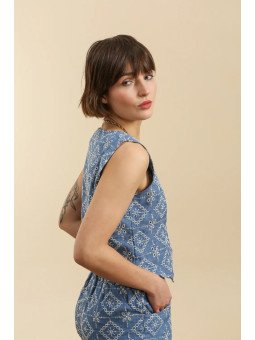 Sleeveless vest