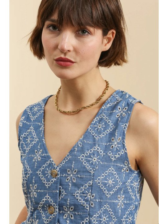 Sleeveless vest