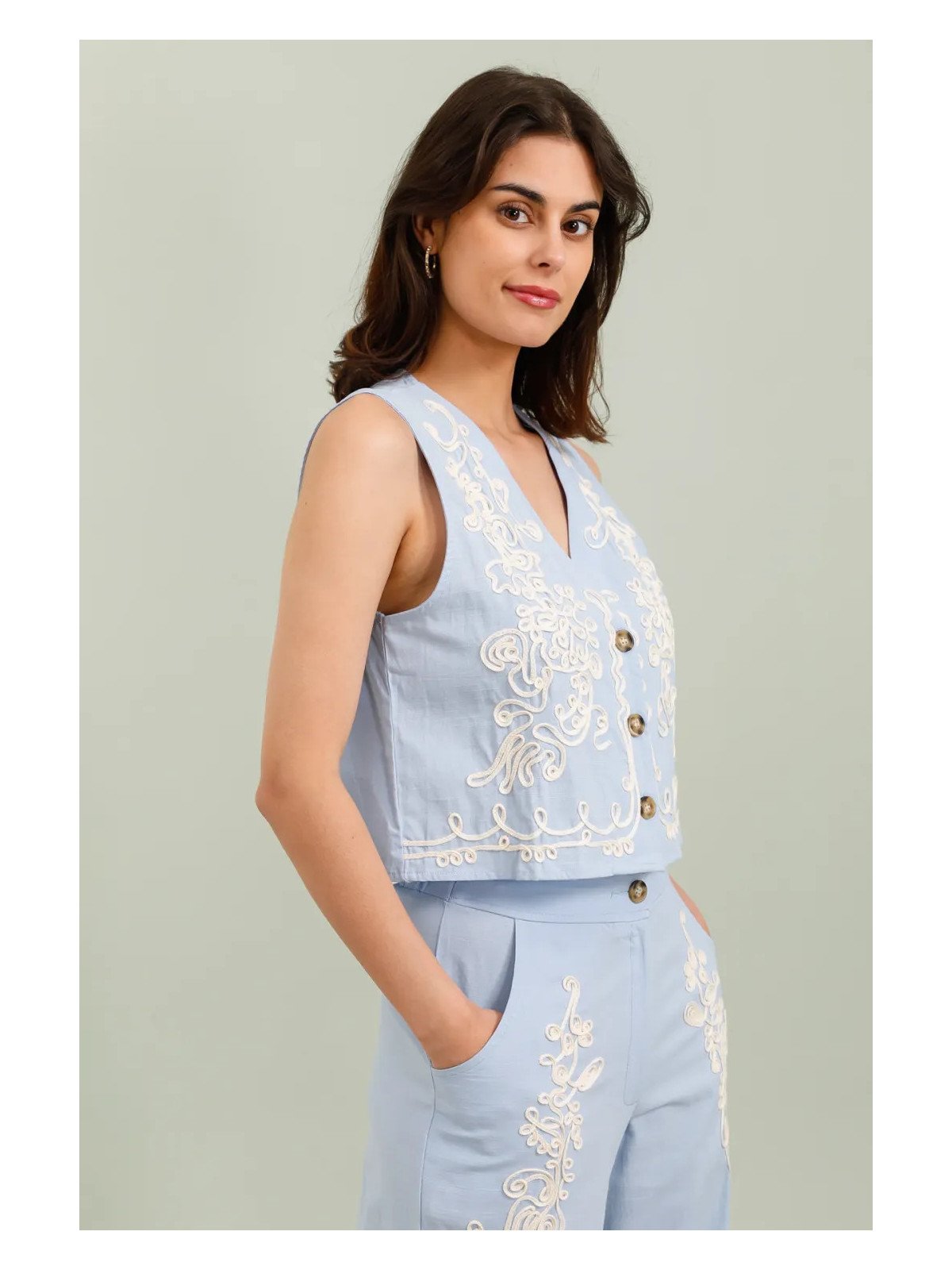 Sleeveless vest