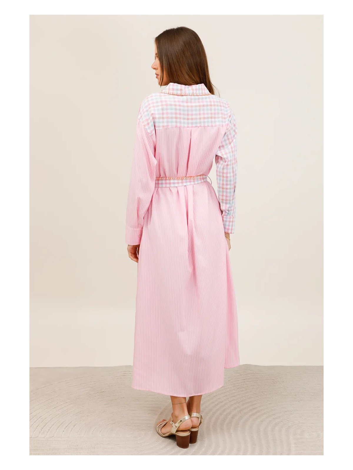 Robe chemise longue ceinturée avec broderies