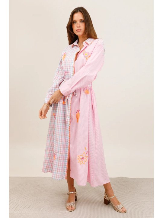 Langes Hemdblusenkleid mit Gürtel und Stickerei