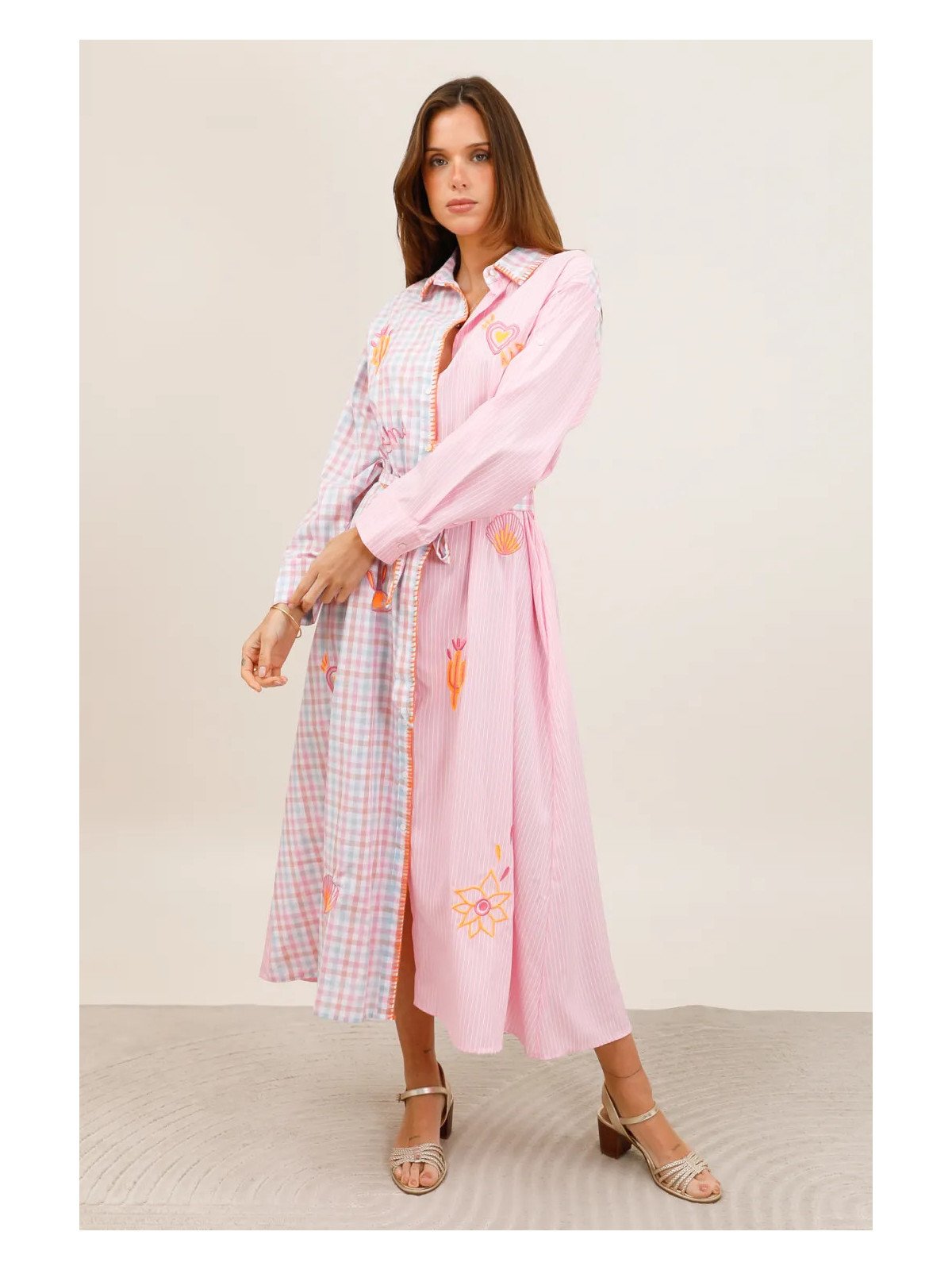 Langes Hemdblusenkleid mit Gürtel und Stickerei