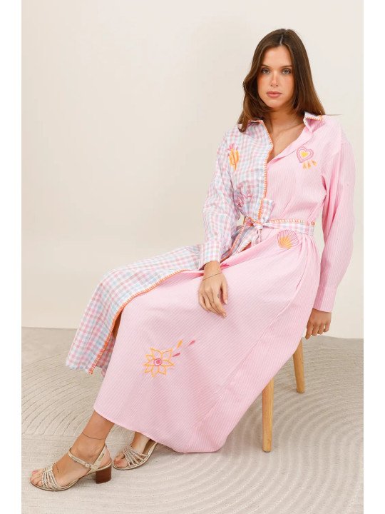 Langes Hemdblusenkleid mit Gürtel und Stickerei
