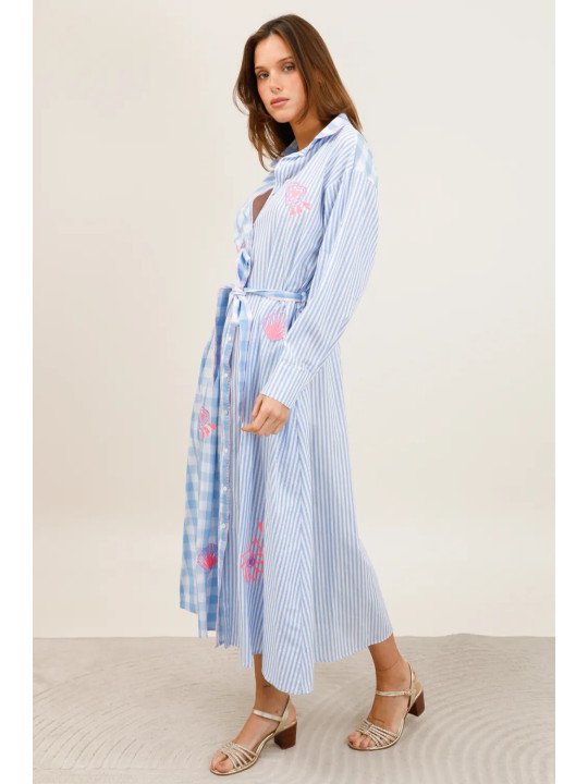 Langes Hemdblusenkleid mit Gürtel und Stickerei