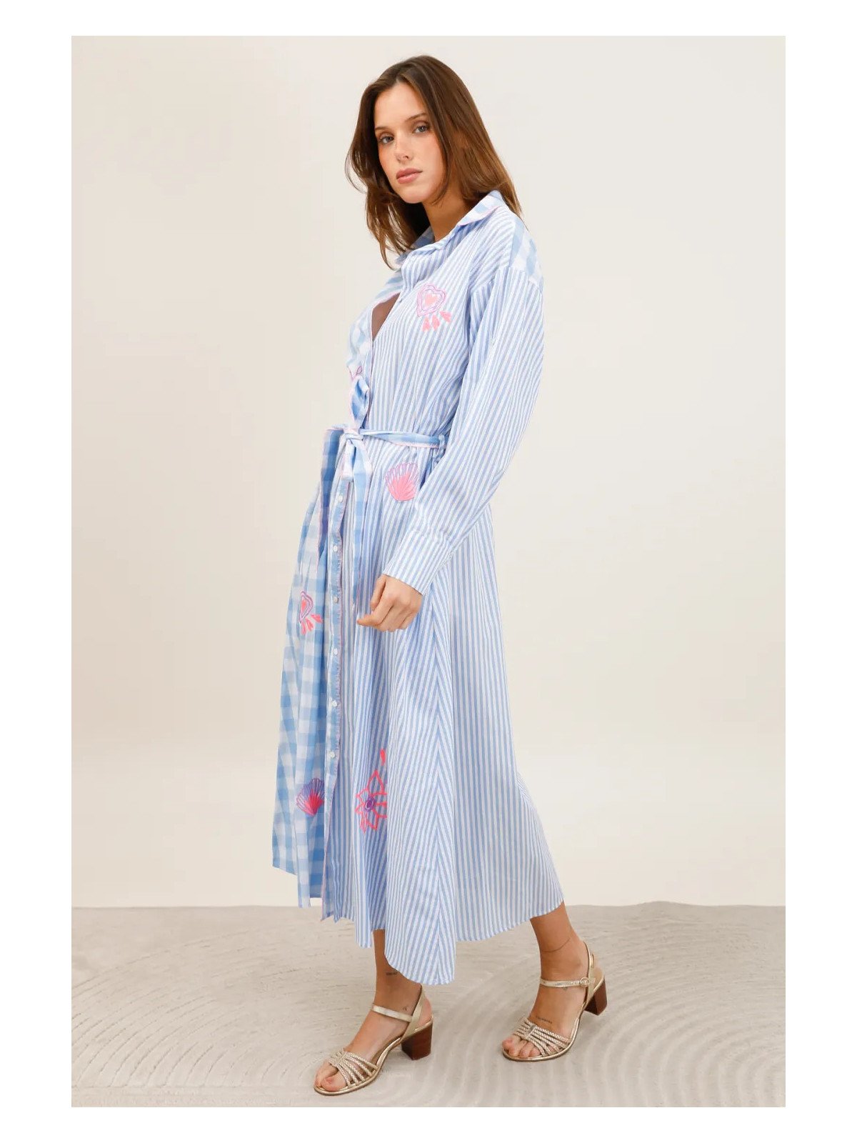 Robe chemise longue ceinturée avec broderies