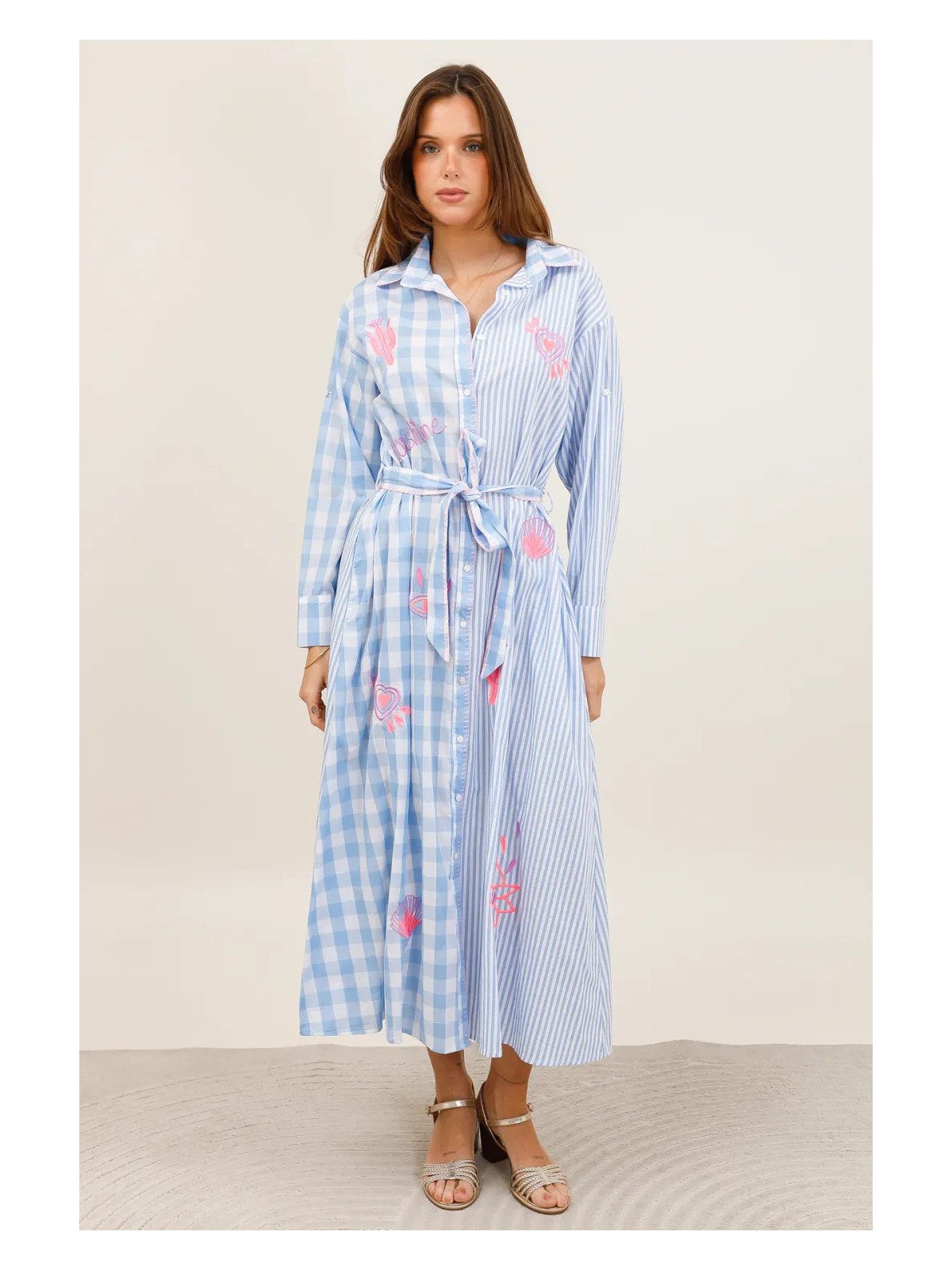 Langes Hemdblusenkleid mit Gürtel und Stickerei