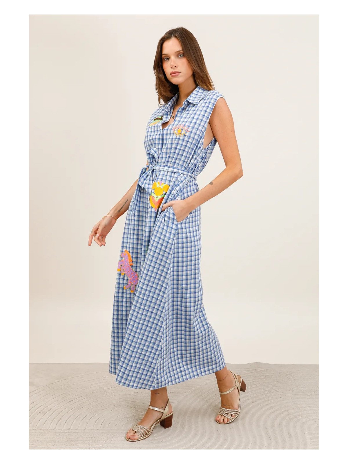 Robe chemise longue sans manches ceinturée