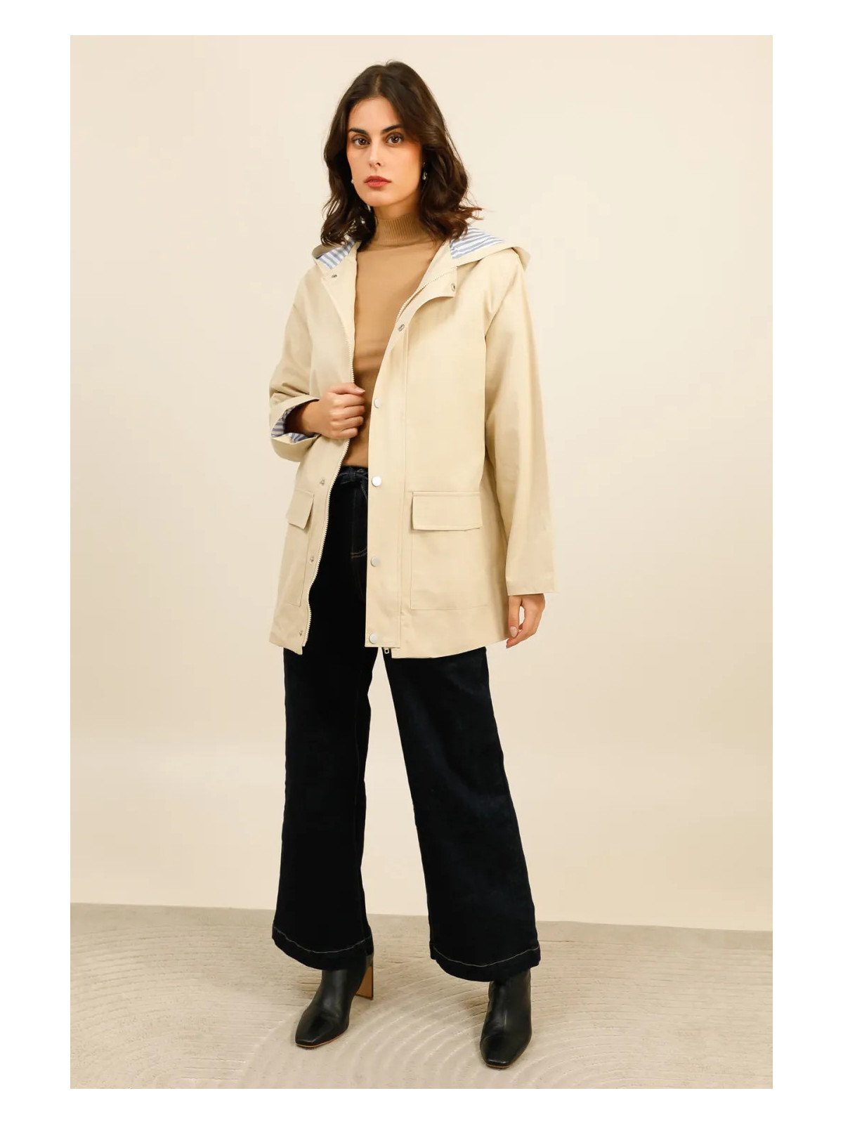 Damen-Parka in mittlerer Länge mit Kapuze und Taschen