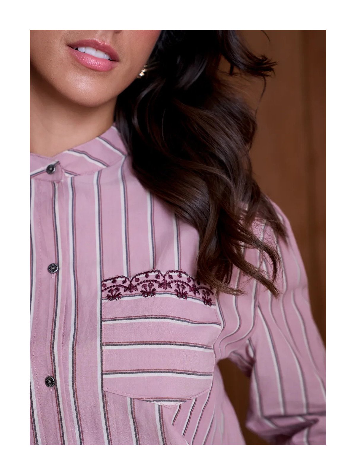 Chemise femme ample avec foulard brodé