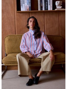 Women's loose-fitting shirt with a ruffled collar