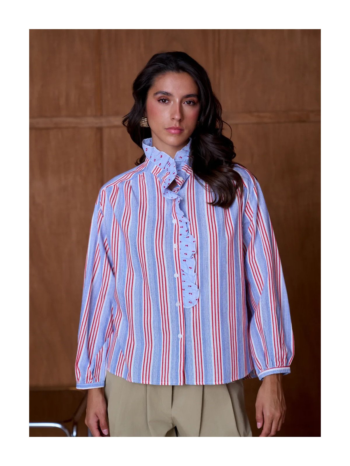 Women's loose-fitting shirt with a ruffled collar