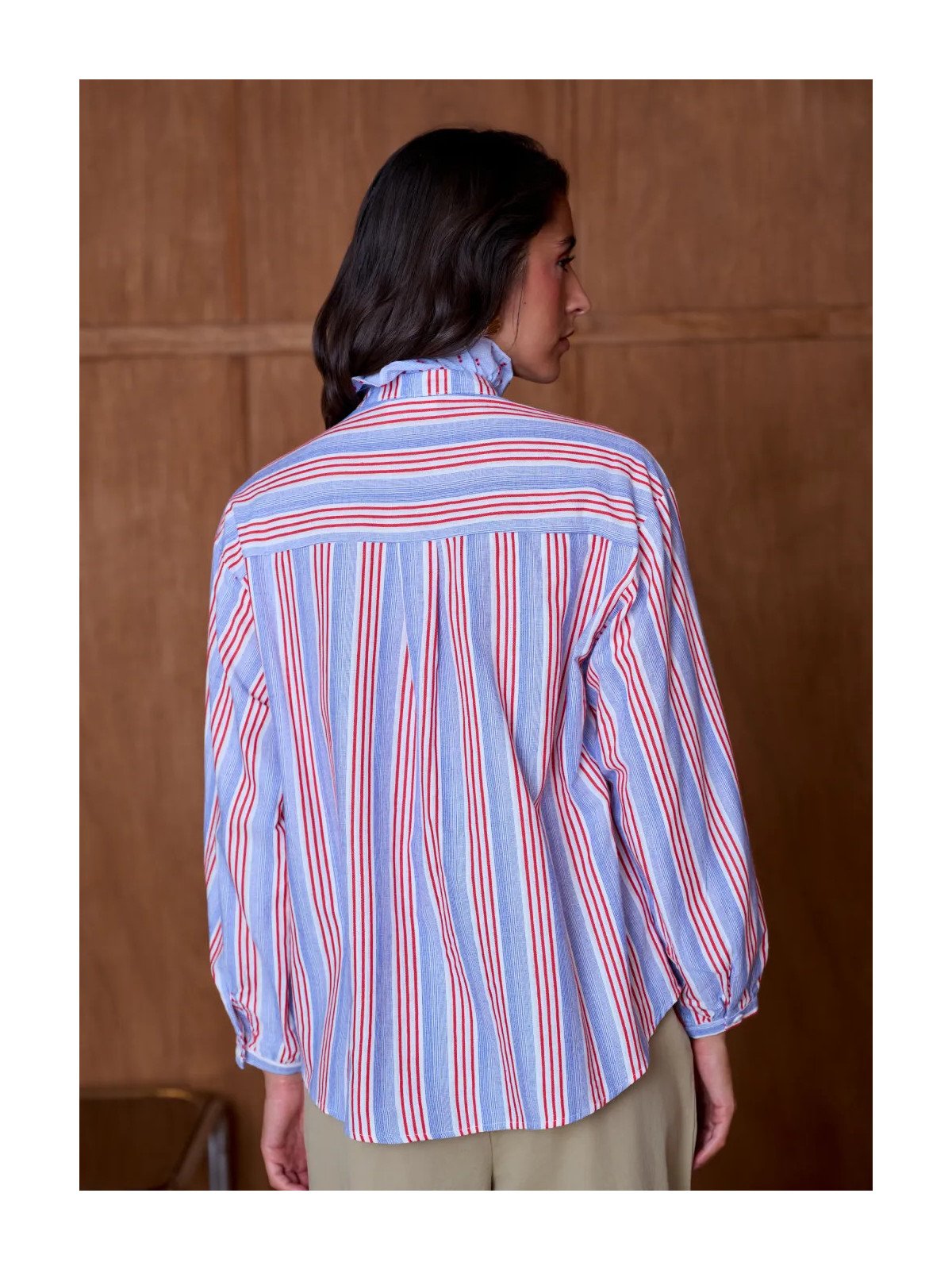 Women's loose-fitting shirt with a ruffled collar
