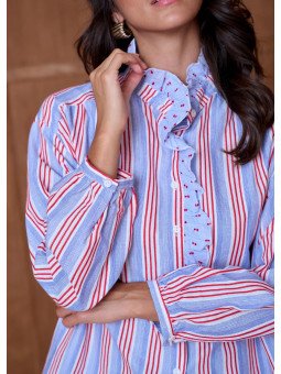 Women's loose-fitting shirt with a ruffled collar