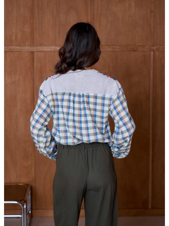 Women's loose-fitting blouse with floral embroidery