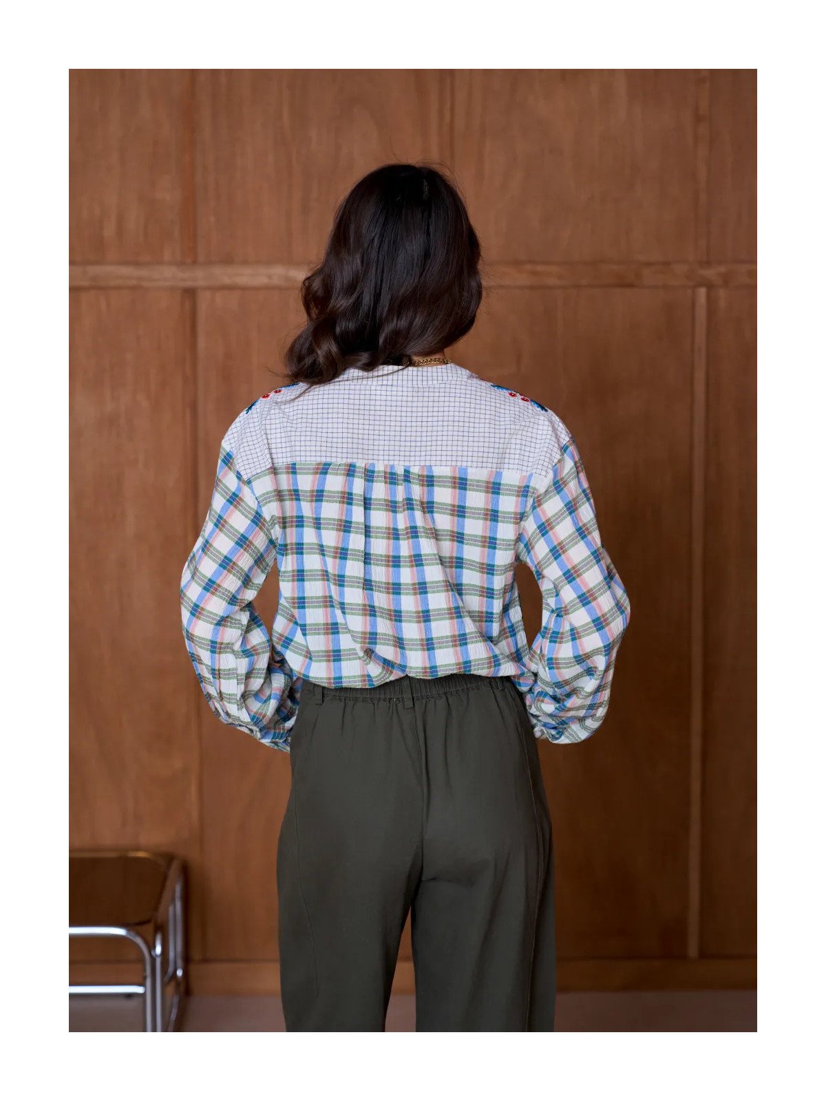 Women's loose-fitting blouse with floral embroidery