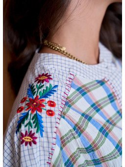 Blouse femme ample à broderies florales