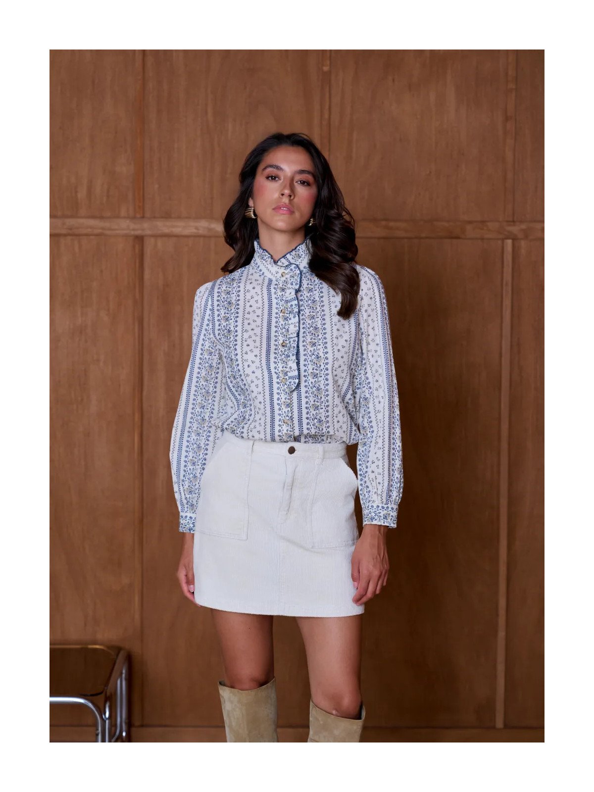 Blouse femme à col montant volanté