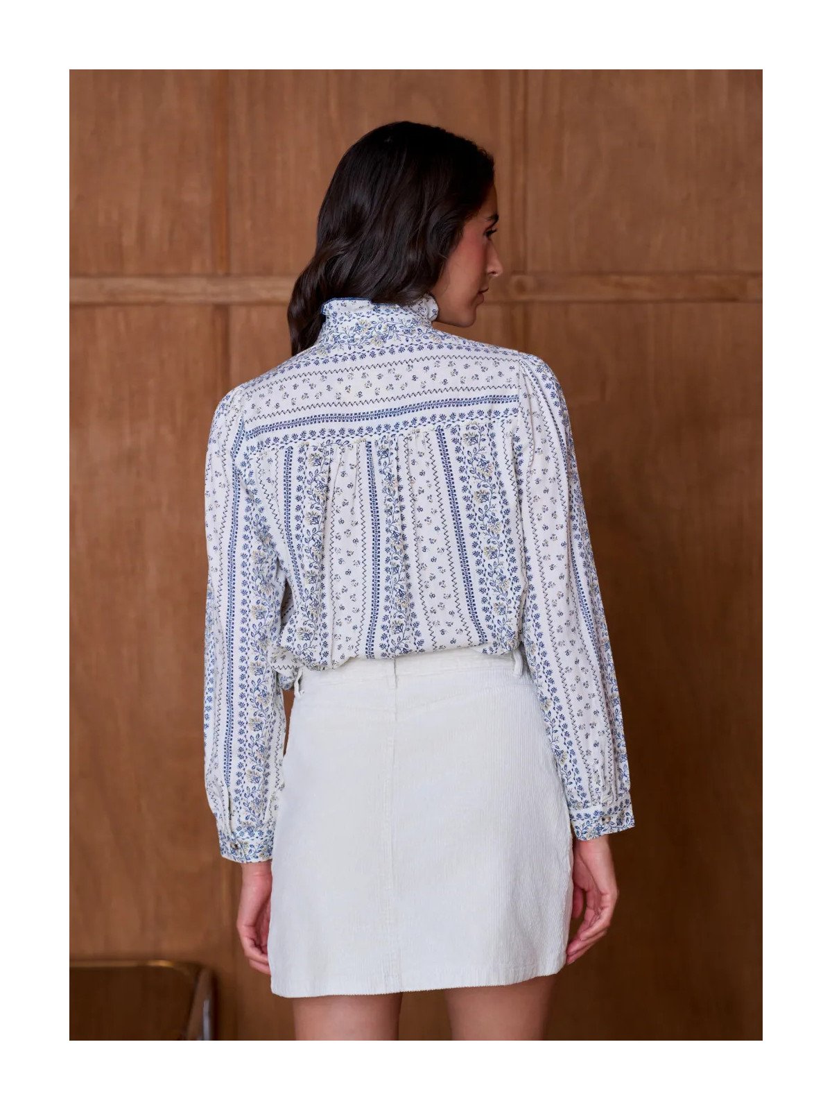Blouse femme à col montant volanté
