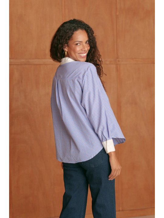 Women's loose-fitting shirt with contrasting collar
