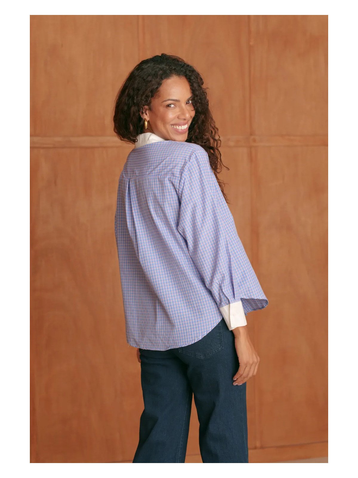 Women's loose-fitting shirt with contrasting collar