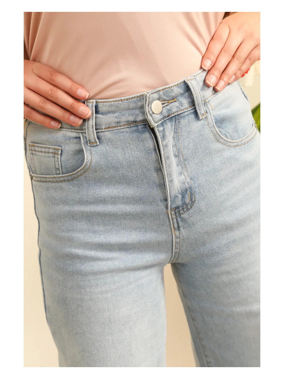 Damenjeans mit hohem Bund und weitem Bein