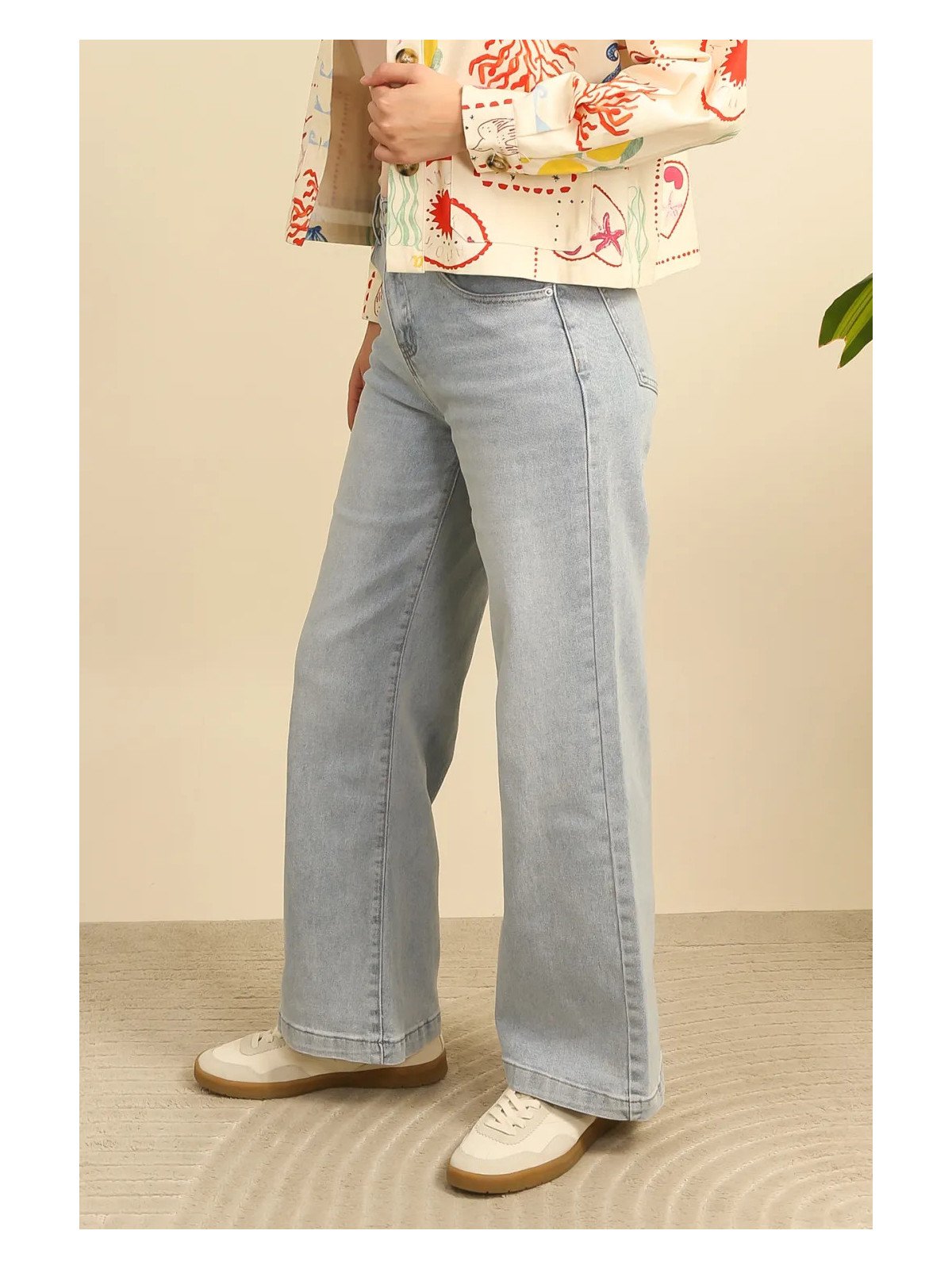 Damenjeans mit hohem Bund und weitem Bein