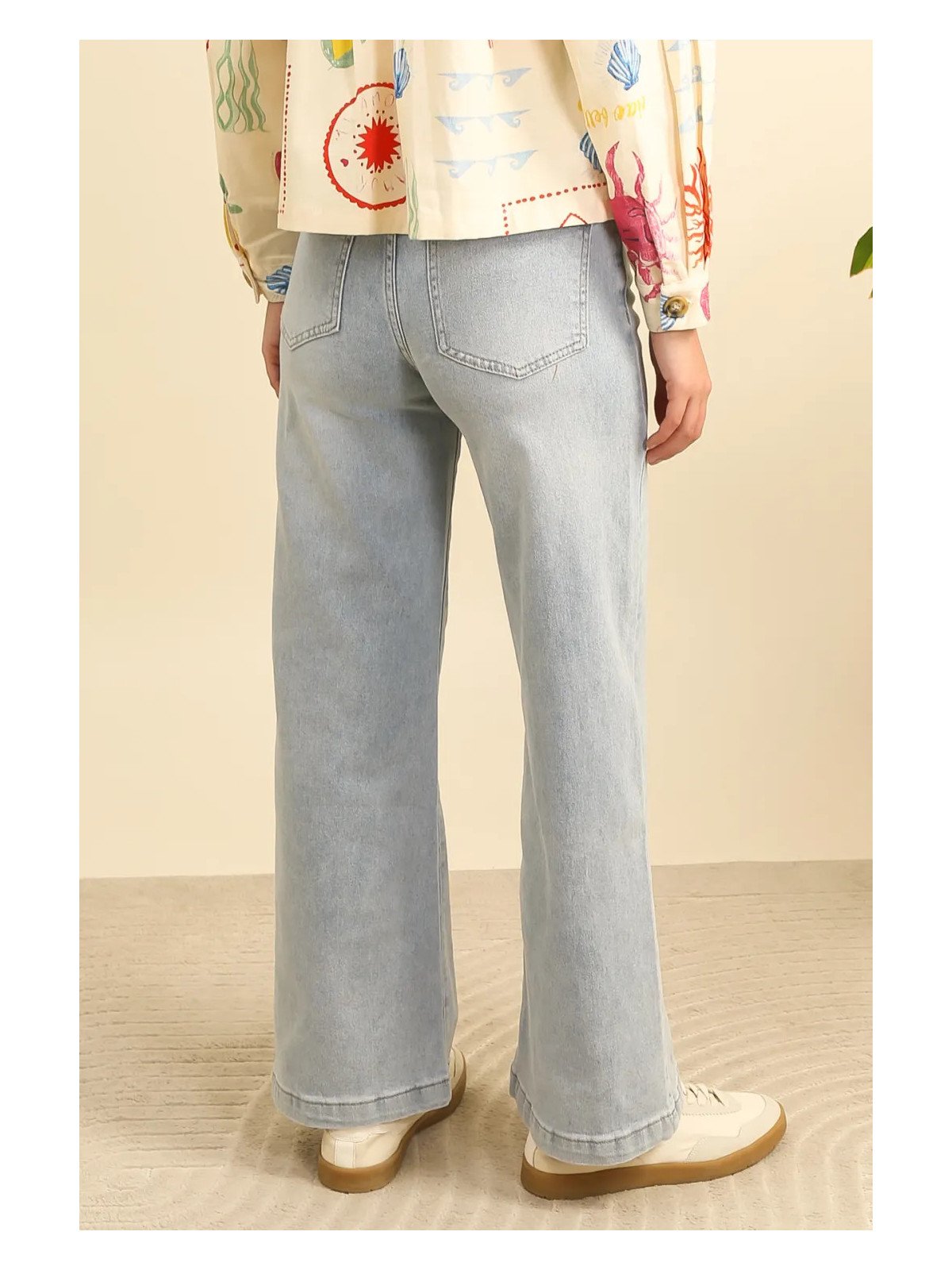 Damenjeans mit hohem Bund und weitem Bein