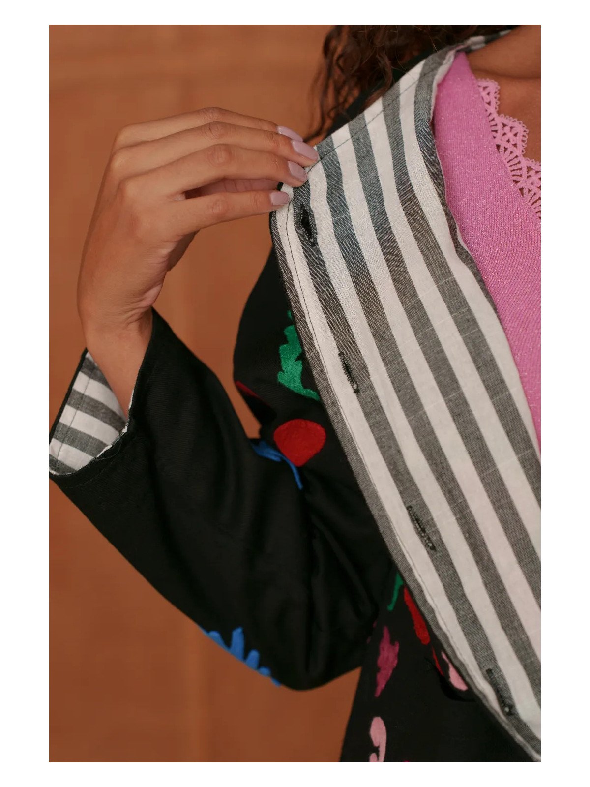 Bestickte Damenjacke mit Knopfleiste, 100 % Baumwolle