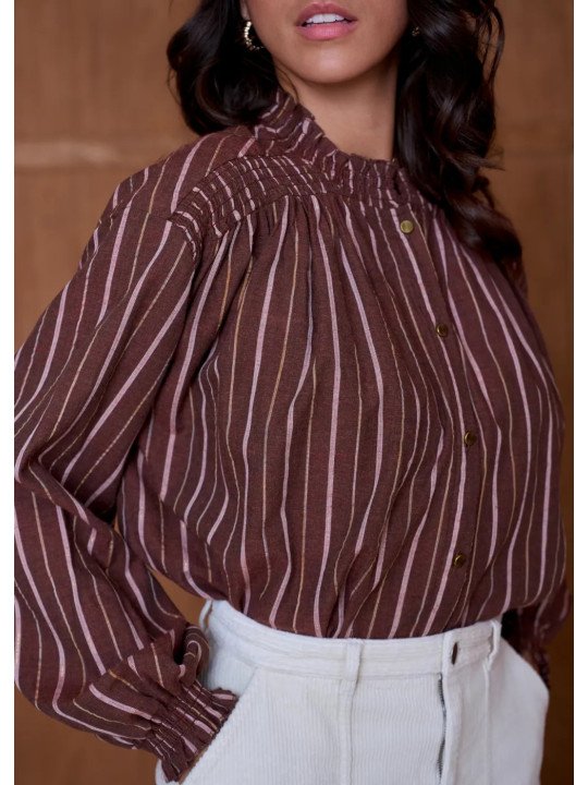 Women's loose-fitting blouse with a gathered collar and long sleeves
