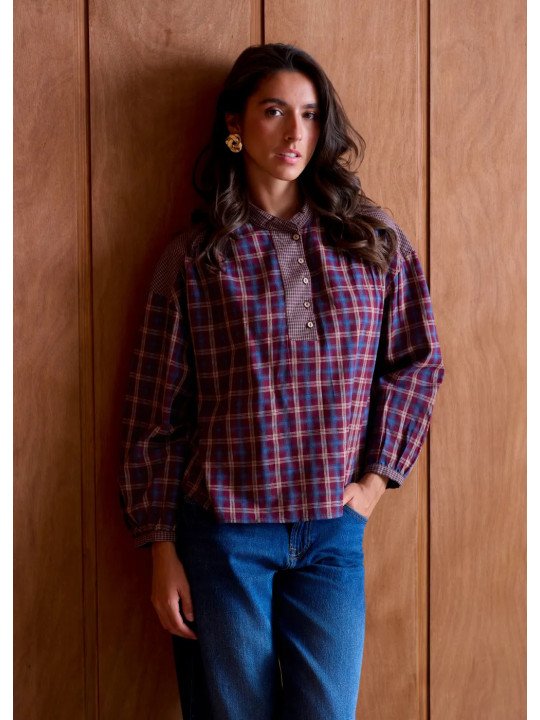 Women's loose-fitting blouse with a shirt collar and long sleeves