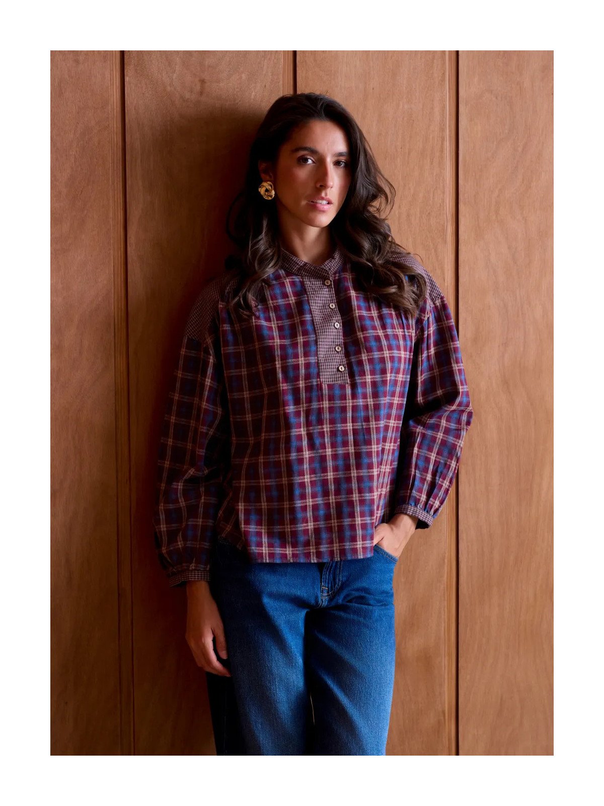 Women's loose-fitting blouse with a shirt collar and long sleeves