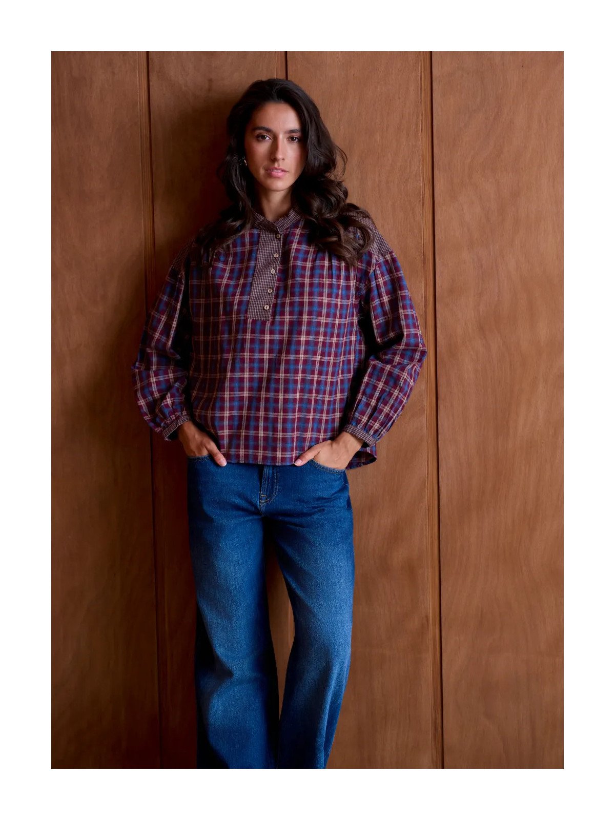 Women's loose-fitting blouse with a shirt collar and long sleeves