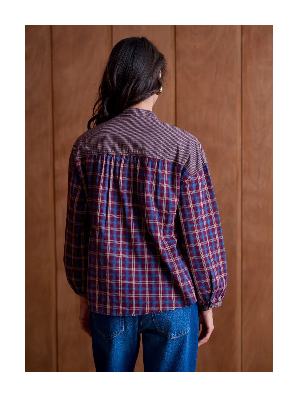 Women's loose-fitting blouse with a shirt collar and long sleeves