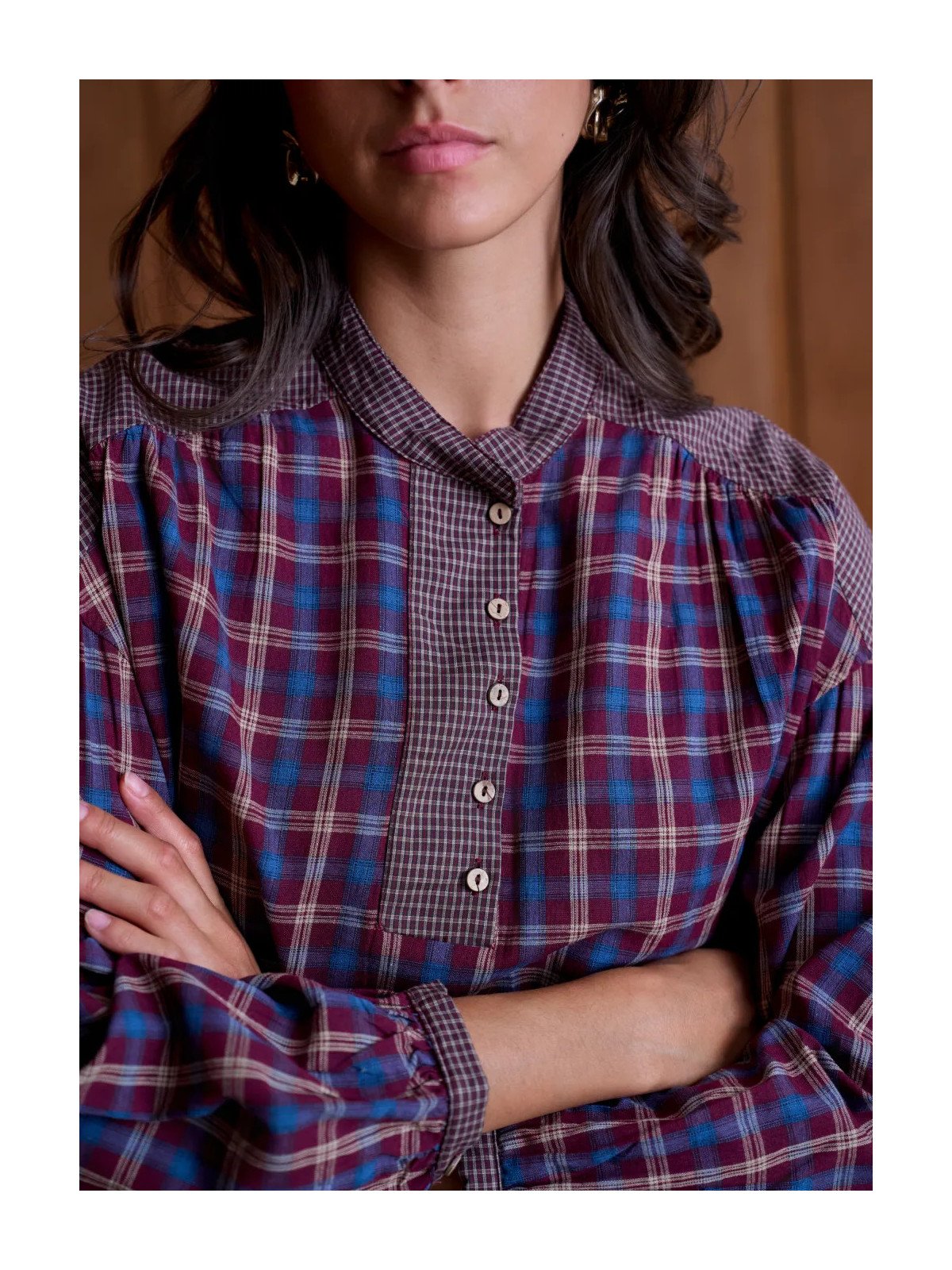 Women's loose-fitting blouse with a shirt collar and long sleeves