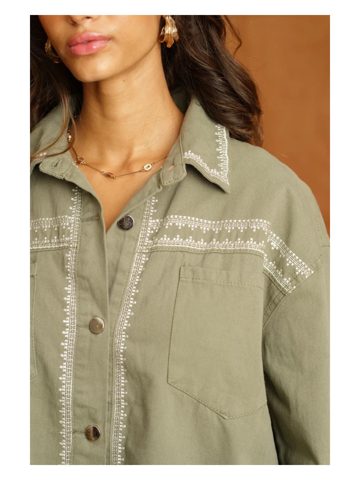 Locker sitzendes Damen-Canvas-Overshirt mit aufgesetzten Taschen