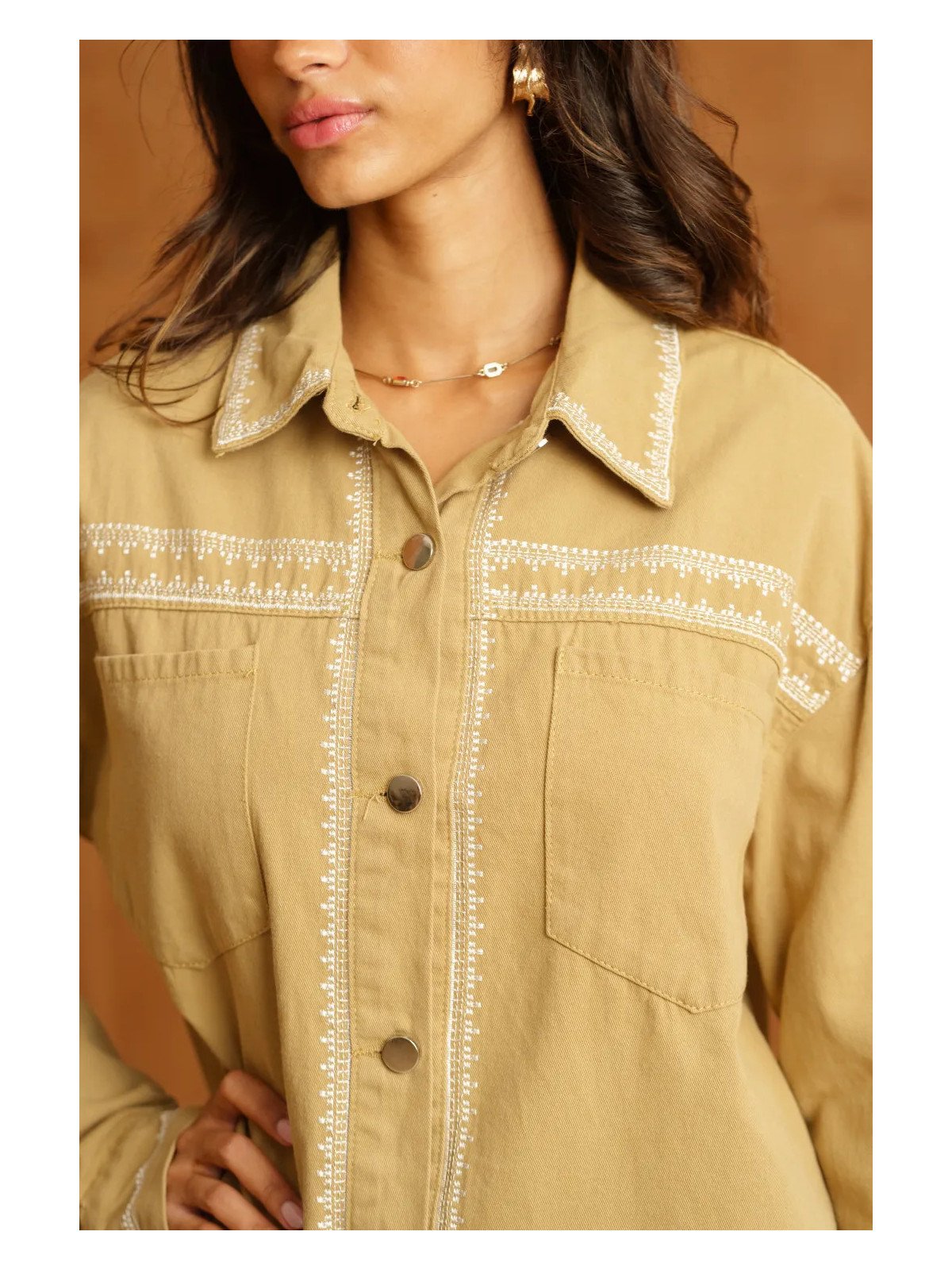 Locker sitzendes Damen-Canvas-Overshirt mit aufgesetzten Taschen
